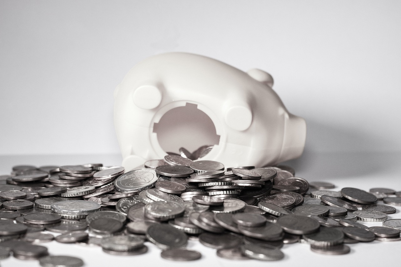 A piggy bank spilling money to demonstrate how expensive court costs can be, and how much money family mediation can save you.